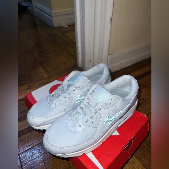 Nike air max 90 Women’s White/ Aura Size:8.5 Not Sold Anymore $130 NWB - Picture 3 of 7